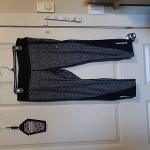 Nike athletic Capri leggings with back pocket